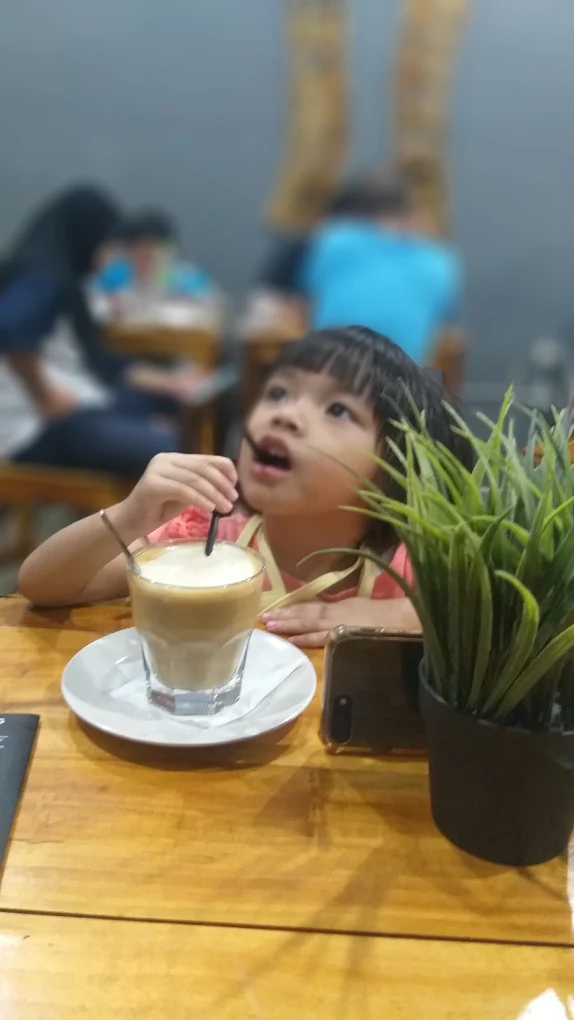 Suasana pelanggan dan momen di Beuu Kopi X Bunbun Cemilan Sehat Sawangan Depok