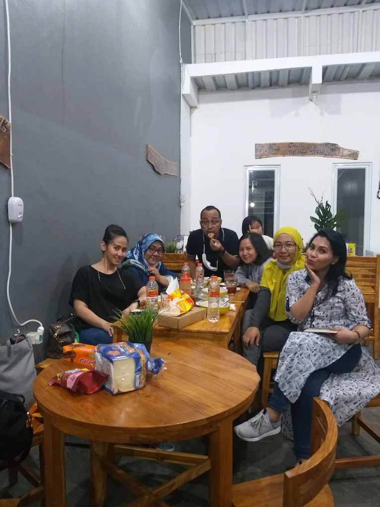 Suasana pelanggan dan momen di Beuu Kopi X Bunbun Cemilan Sehat Sawangan Depok