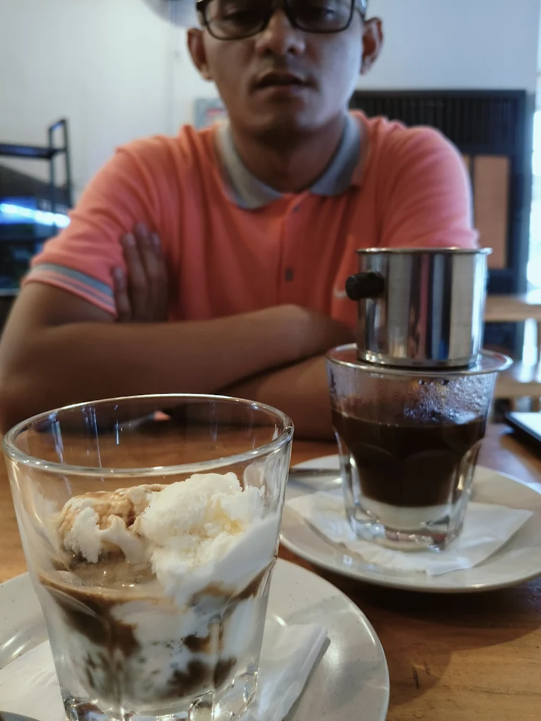 Suasana pelanggan dan momen di Beuu Kopi X Bunbun Cemilan Sehat Sawangan Depok