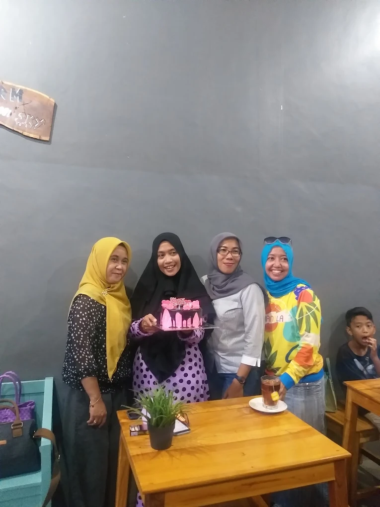 Suasana pelanggan dan momen di Beuu Kopi X Bunbun Cemilan Sehat Sawangan Depok