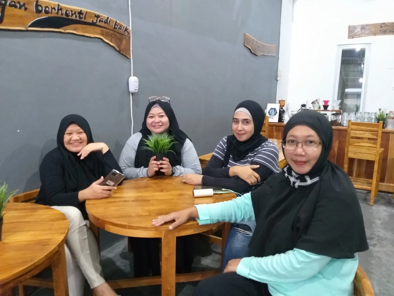 Suasana pelanggan dan momen di Beuu Kopi X Bunbun Cemilan Sehat Sawangan Depok