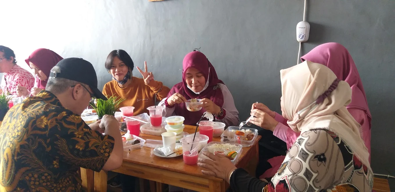 Suasana pelanggan dan momen di Beuu Kopi X Bunbun Cemilan Sehat Sawangan Depok