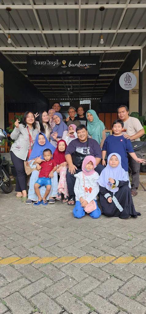 Suasana pelanggan dan momen di Beuu Kopi X Bunbun Cemilan Sehat Sawangan Depok