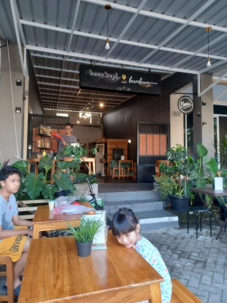 Suasana pelanggan dan momen di Beuu Kopi X Bunbun Cemilan Sehat Sawangan Depok