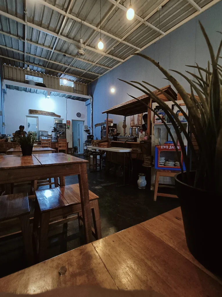 Suasana pelanggan dan momen di Beuu Kopi X Bunbun Cemilan Sehat Sawangan Depok