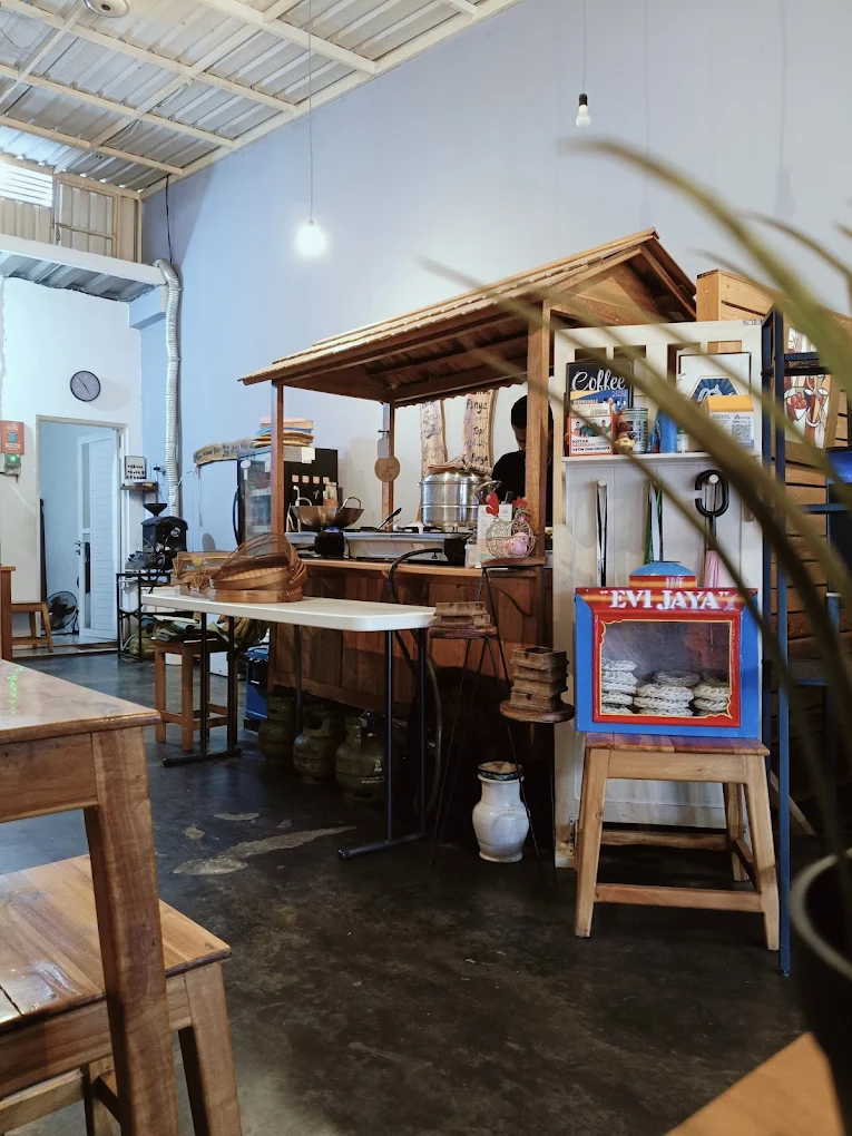 Suasana pelanggan dan momen di Beuu Kopi X Bunbun Cemilan Sehat Sawangan Depok