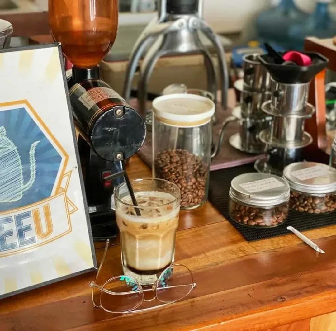 Ilustrasi kopi yang tersedia di Beeu Kopi X Bunbun Cemilan Sehat